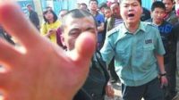 记者调查黑作坊被围攻迅雷下载