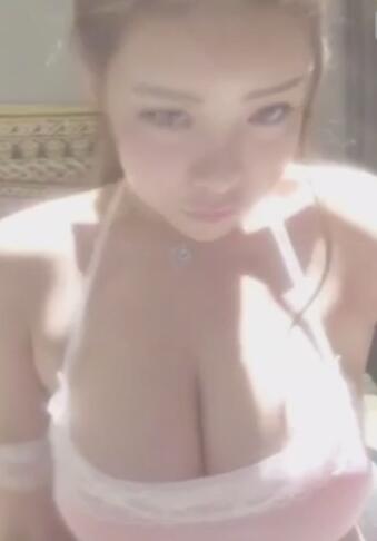 美女胸前两个木瓜真大迅雷下载