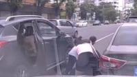 女子开车门刮倒骑车人迅雷下载