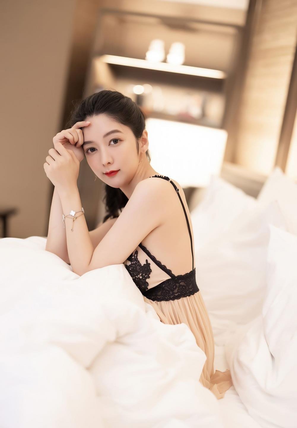 丰满女朋友的奶迅雷下载